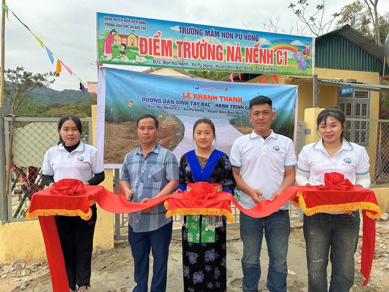 Hình ảnh người dùng đang tương tác với ứng dụng RIKVIP trên điện thoại di động, với các biểu tượng tiền tệ và ưu đãi hấp dẫn.